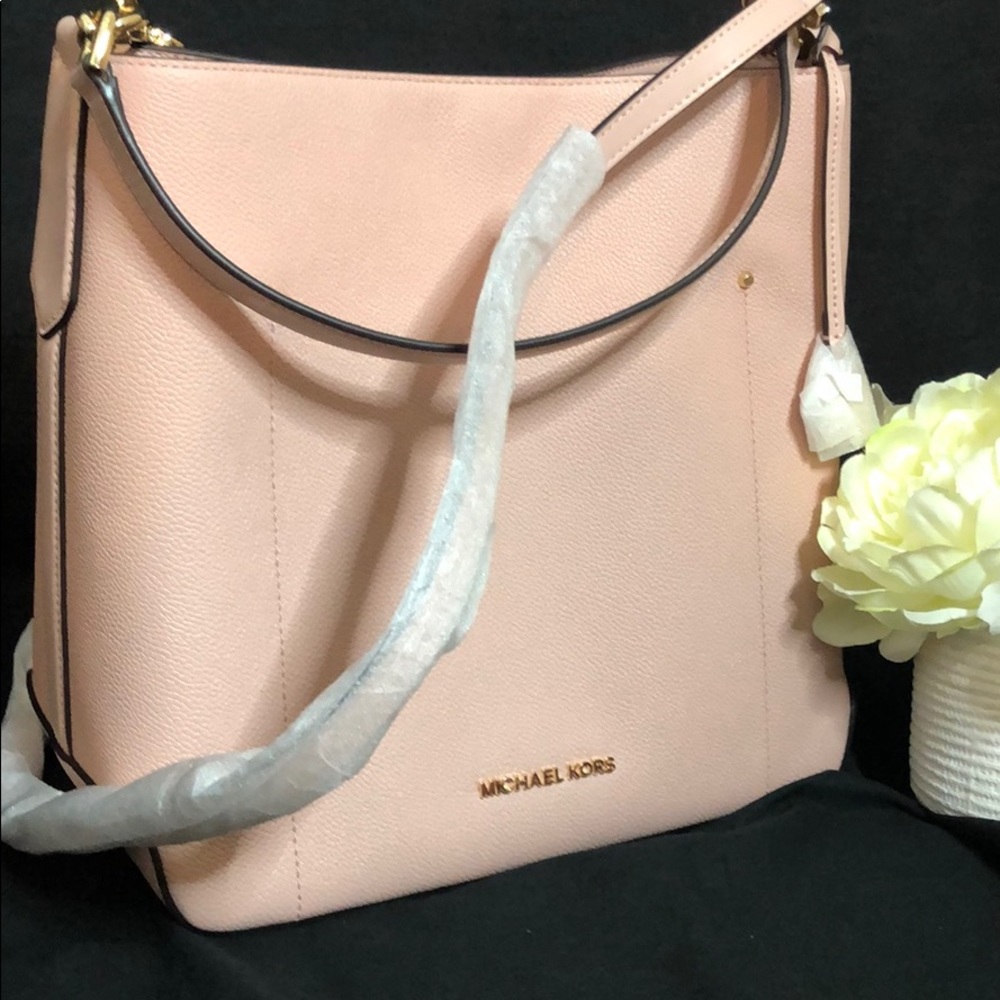MICHAEL KORS LG BUCKET SHLDR LEATHER 🌸